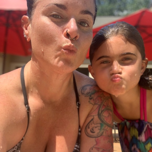 Hi! Meet Jasmine, your posher. Mom, shopper, seller and treasure hunter. 💙✌🏻👑 - Picture 2 of 12